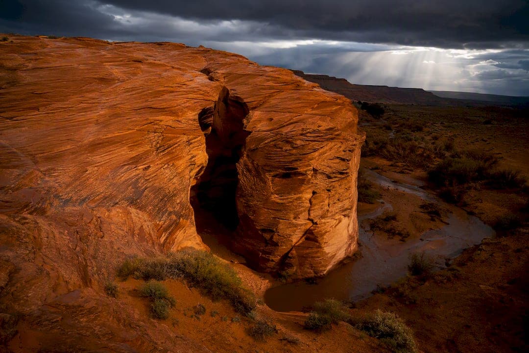 Antelope Canyon Weather Month by Month: When Beams, Heat, Flood Risk Align
